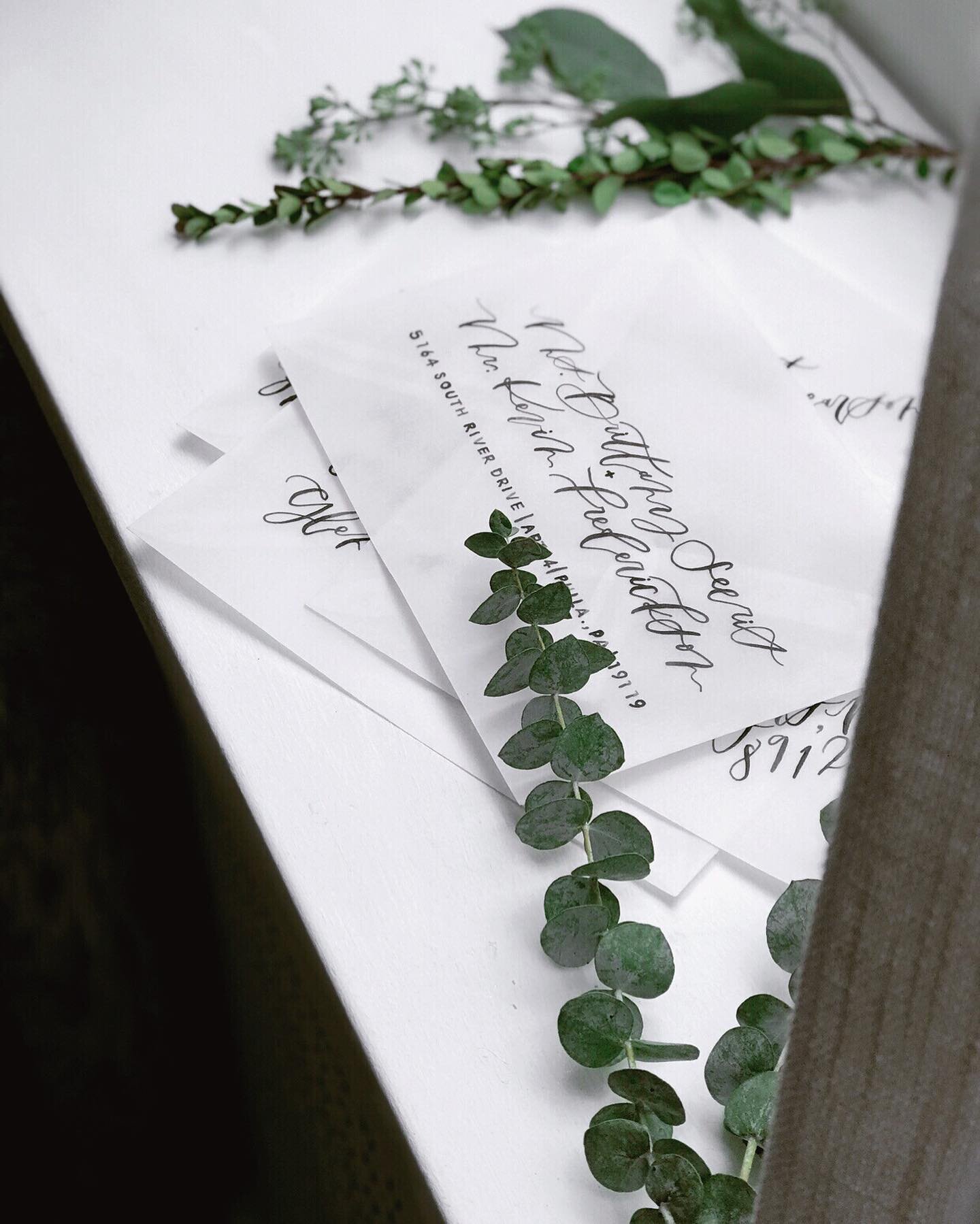 addressing envelopes may be my favorite activity of all time, like fo&rsquo; real🌿 just added a bunch of styles to the shop for easy online ordering!! ALSO👉🏻 this script is new&mdash; mixed some shapes from my standard script with my contemporary 