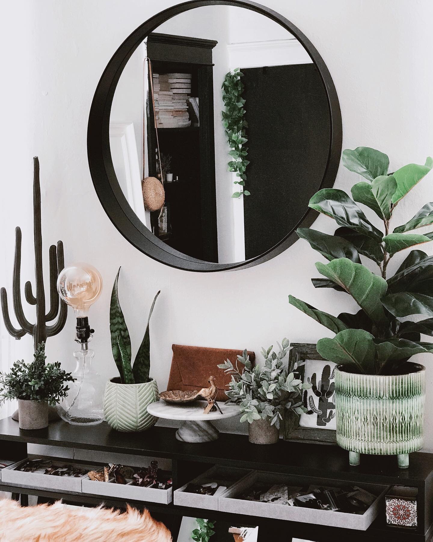 🌿home sweet home🌿 // As we enter a new season&mdash; fall and winter; looking to transition into a new color palette inspired by natural moody tones: black, olive, dark green, &amp; tan/beige!! I love pulling color inspiration from my surroundings 