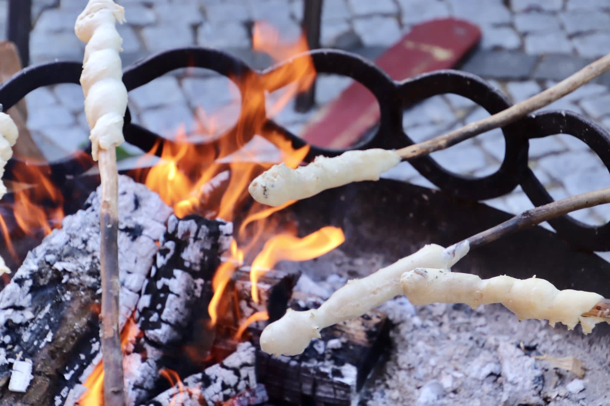 Stockbrot am Lagerfeuer auf dem Osterhof