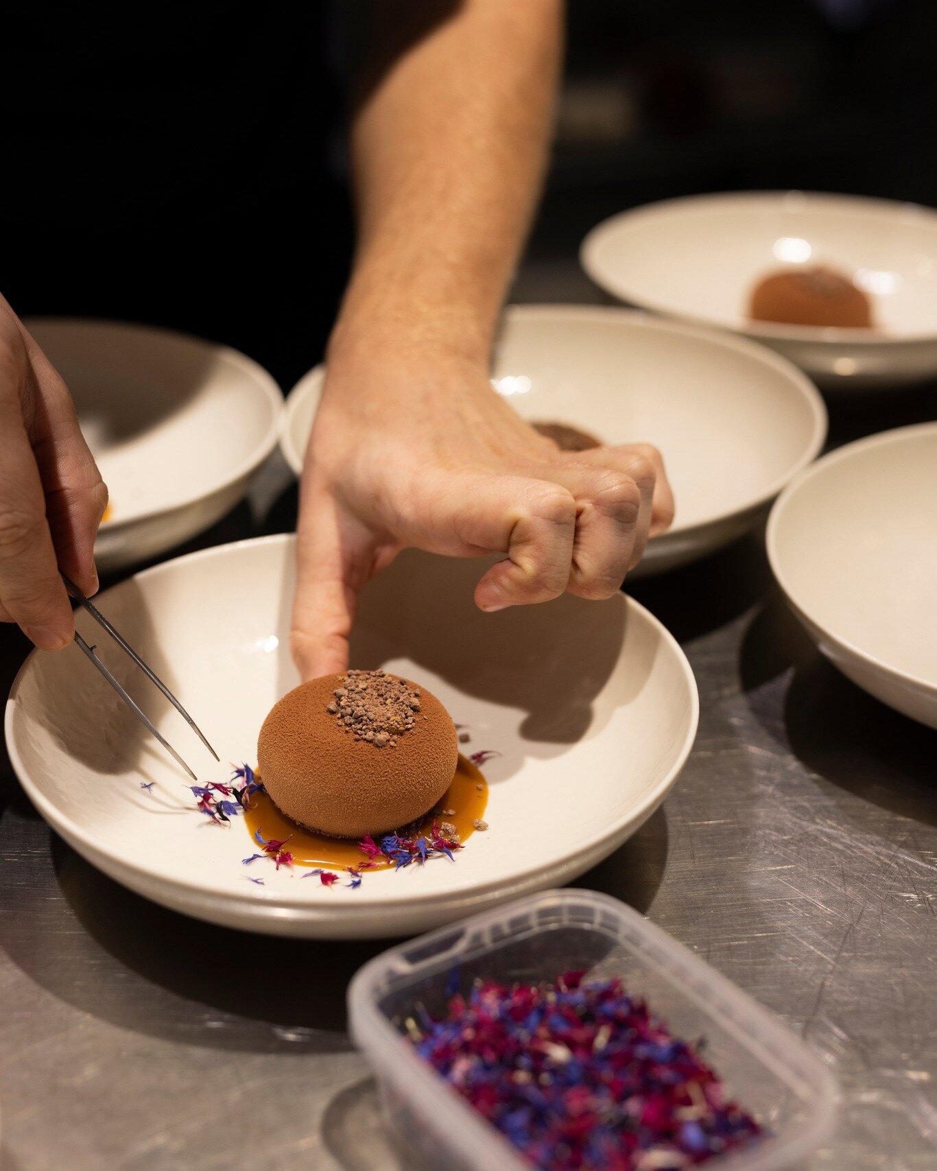 S&Aring; BLEV DET ENDELIG FREDAG! 

Det regner og bl&aelig;ser, men heldigvis s&aring; er det endelig blevet fredag! Vi g&oslash;r klar til weekenden - hvor menuen blandt andet byder p&aring; denne chokolademousse med rosenpeberkaramel, orangeknas, b