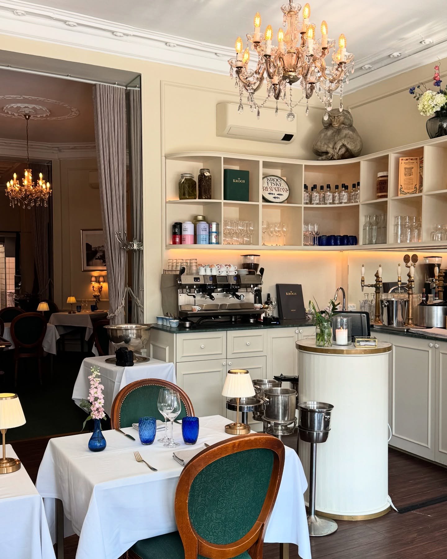 Endelig er vi tilbage, og for&aring;ret summer over Gammel Strand🌞🥂 

Efter nogle uger med renovering er @krogs_fiskerestaurant nu klar til at byde jer velkommen, hvor I kan pr&oslash;ve vores splinternye for&aring;rsmenuer! 

Book bord i dag og v&
