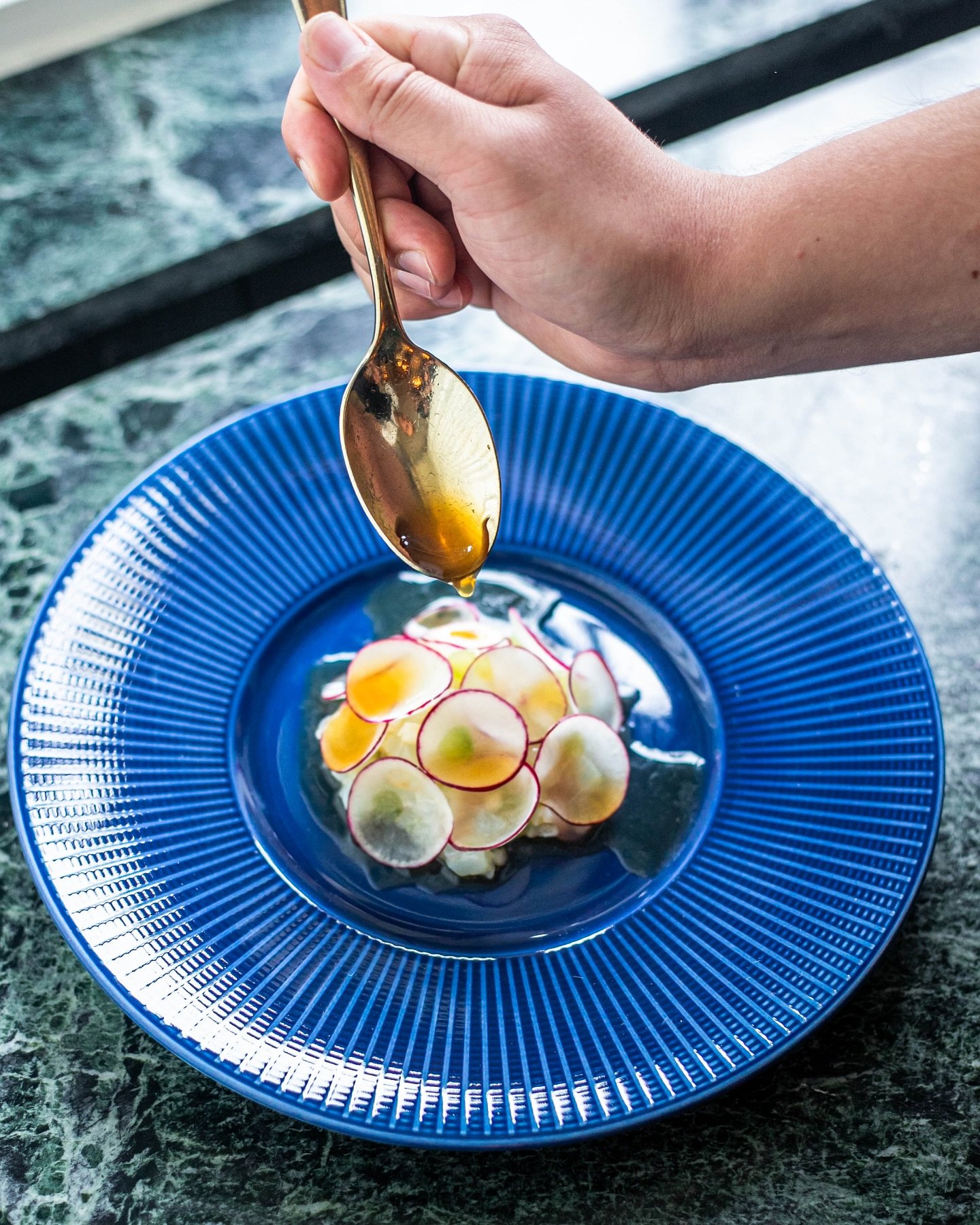 Nye a la carte retter p&aring; Krogs!

Pr&oslash;v for eksempel vores rimmede helleflynder, serveret med agurk, rabarber og dashisauce 🐟

Se hele menukortet p&aring;: www.krogs.dk