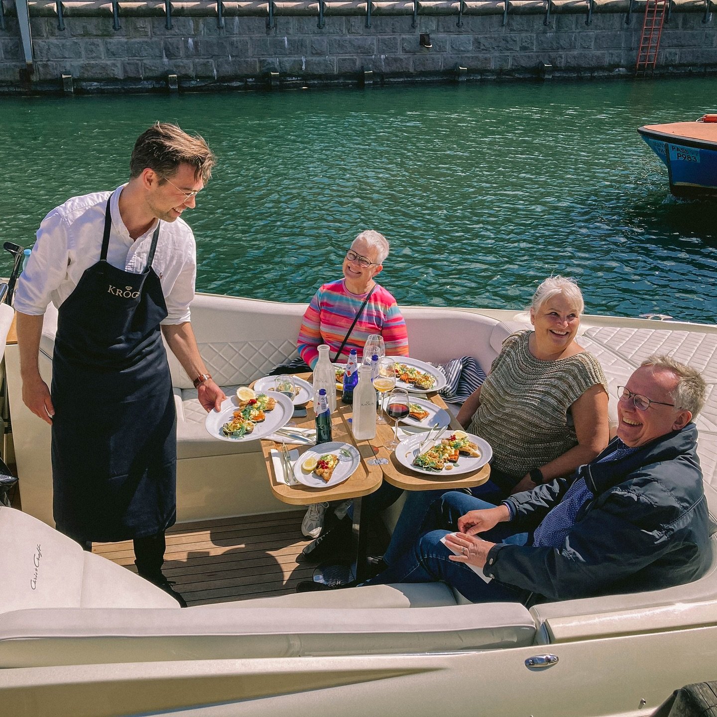 Krogs fik fint bes&oslash;g til vands forleden⛵️🍽️ 
B&aring;den lagde til lige foran restauranten, og g&aelig;sterne kunne nyde vores l&aelig;kre frokost ved Gammel Strands kanal 🌊 
.
.
.
.
.

#krogsfiskerestaurant #copenhagen #visitcopenhagen #mit