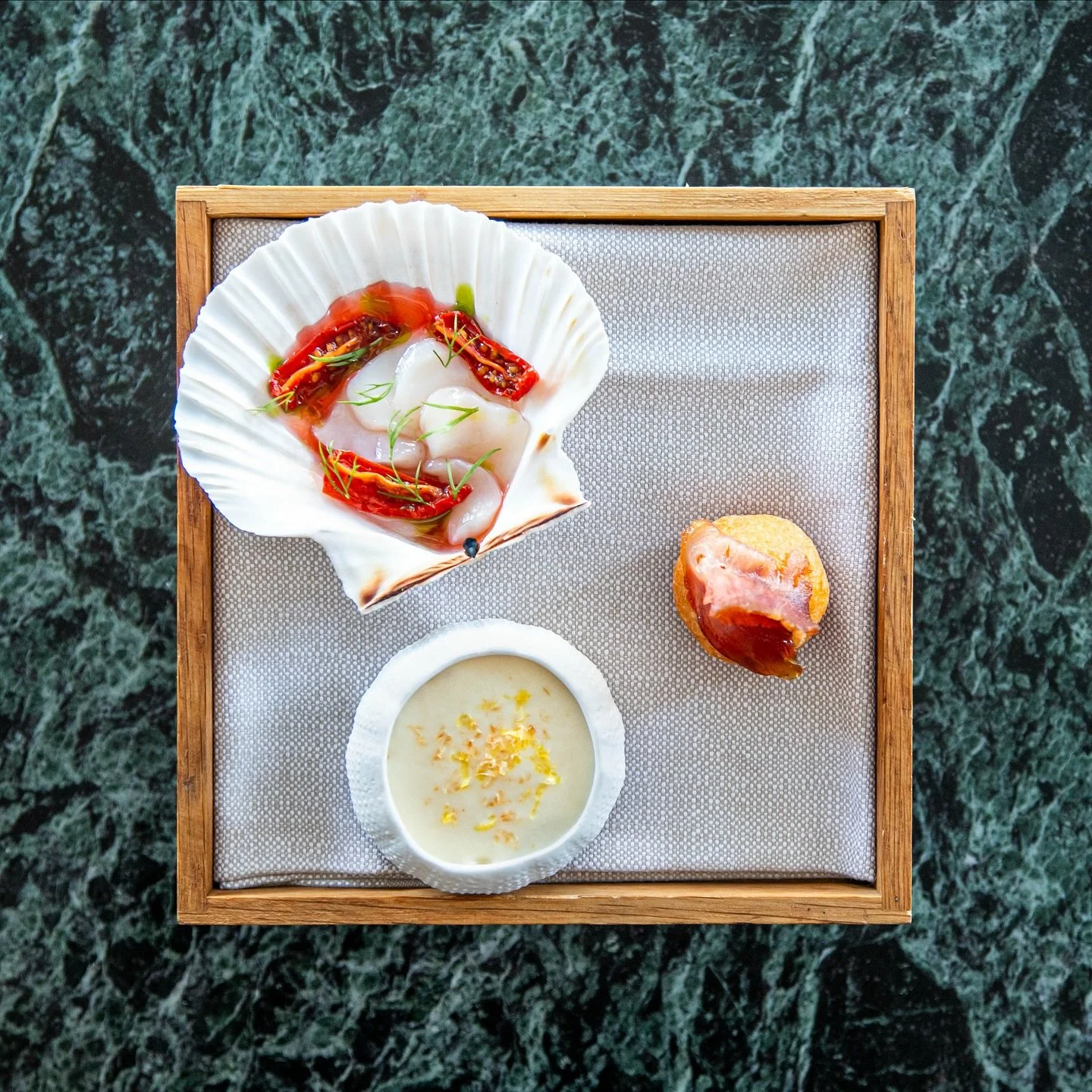 Nyd solen over Gammel Strand med Krogs snackanretninger☀️
Taskekrabbe med hasselnødder & jordskokker, ostesoufflé med otoro-skinke & rød peberpuré, samt kammusling-ceviche med tørret tomat, jordbærbou