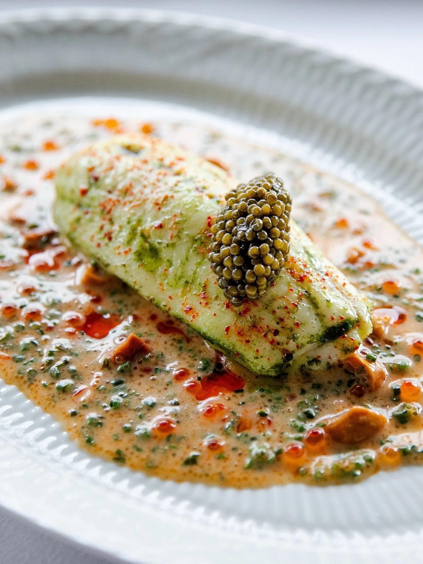 Autumn has arrived at Krogs 🍂
Discover our new à la carte menu — served both for lunch and dinner from today. 
Try our Lemon Sole with beurre blanc, four kinds of roe and samphire, or finish with the Kombu ice cream with hazelnuts, air