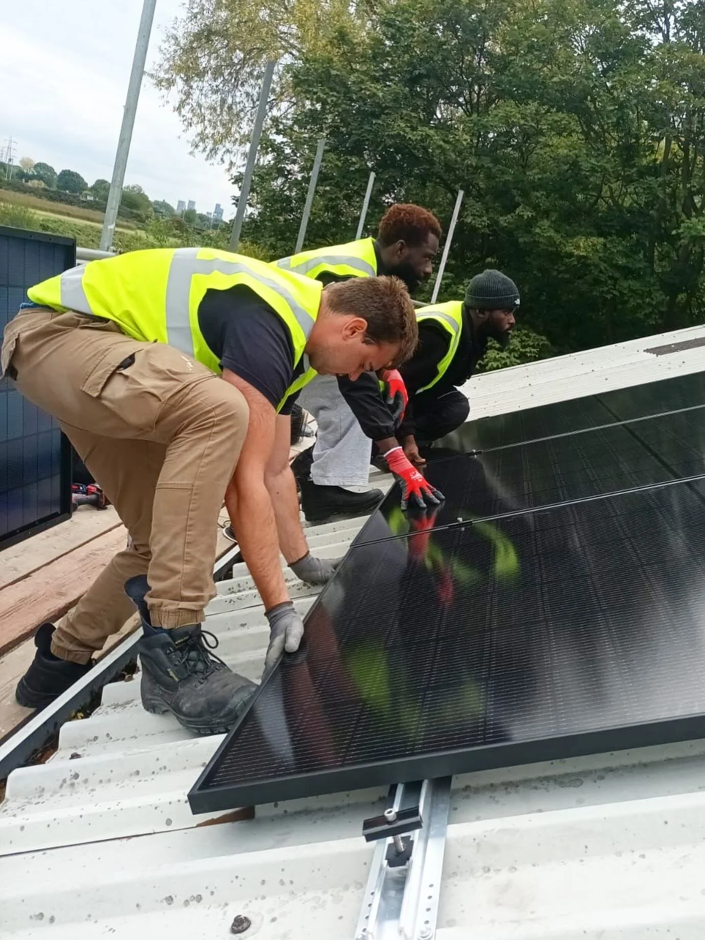 ☀️🌞Back @theleasidetrust today to squeeze  in a few more solar panels! ☀️🌞