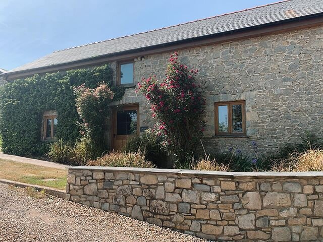 Happy Saturday everyone 💗
Today our beautiful Malthouse had her very over due hair cut! Such a shame we don&rsquo;t have anyone here to enjoy the beautiful backdrop this cottage provides. I&rsquo;ll have to try and grab a selfie with it 😉
&bull;
&b