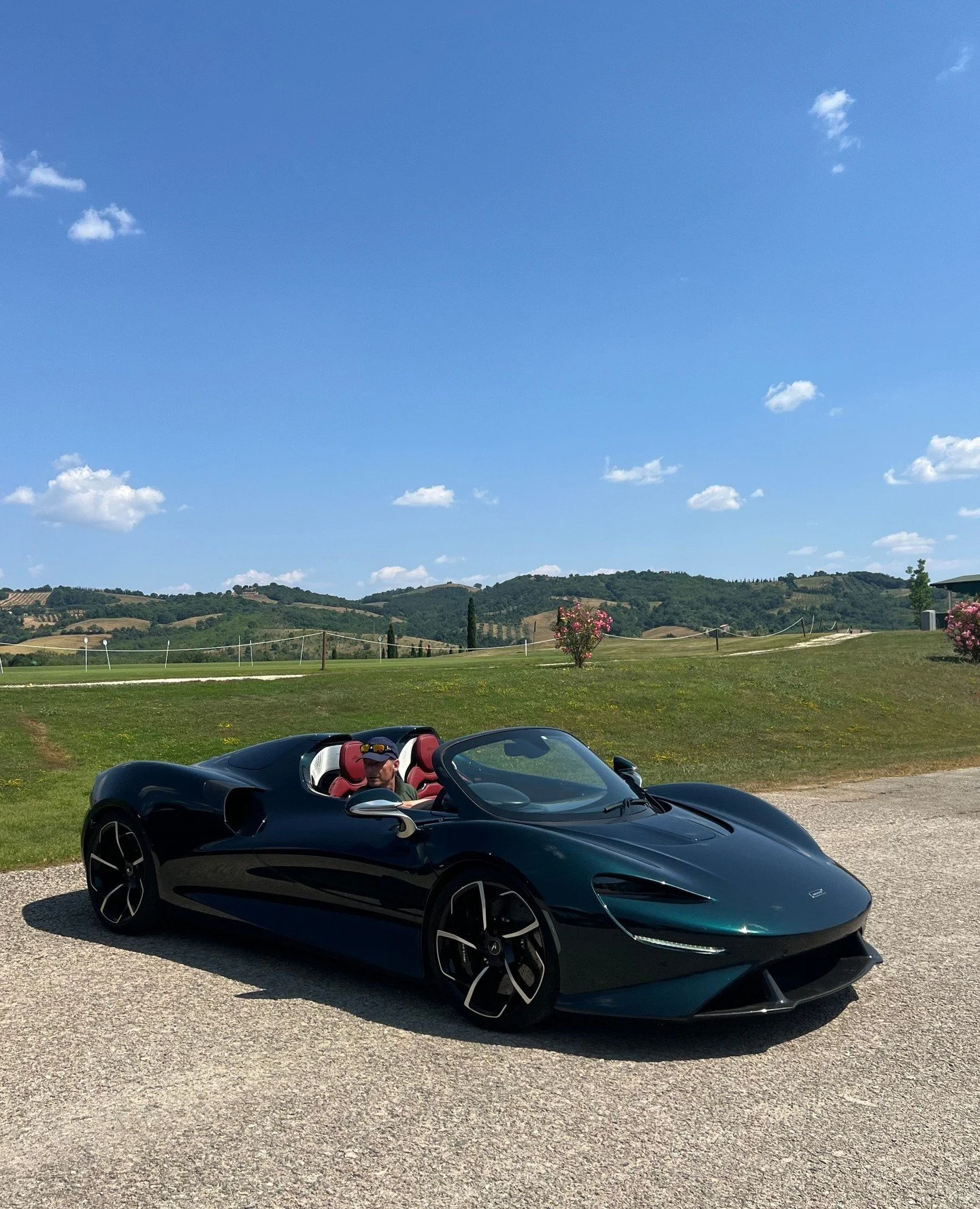 The beautiful McLaren Elva ready for a week of spectacular driving on the 2025 Giro d'Italia!⁠
⁠
⁠
#exploretuscany #supercarevents #supercartours #drivingevents #drive2025 #thesupercarclub #italydrivingtours #mclaren #mclarenelva