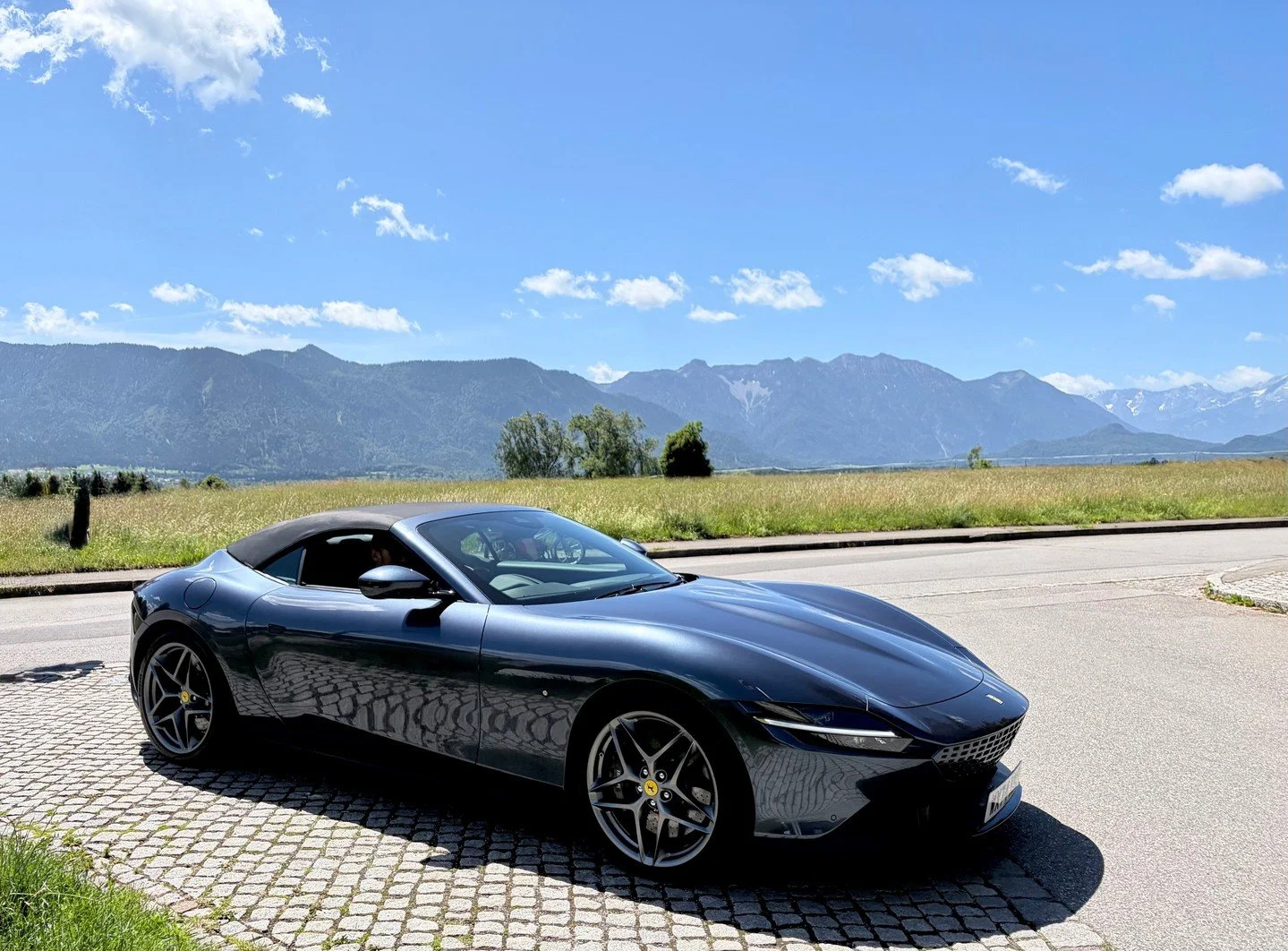 Ferrari Roma Spider on the 2026 Edition Strada Montagne 🏔️⁠
⁠
⁠
⁠
#roadtrip #luxurytravel #events #supercar #thesupercarclub #thesupercarrun #roadtour #travel