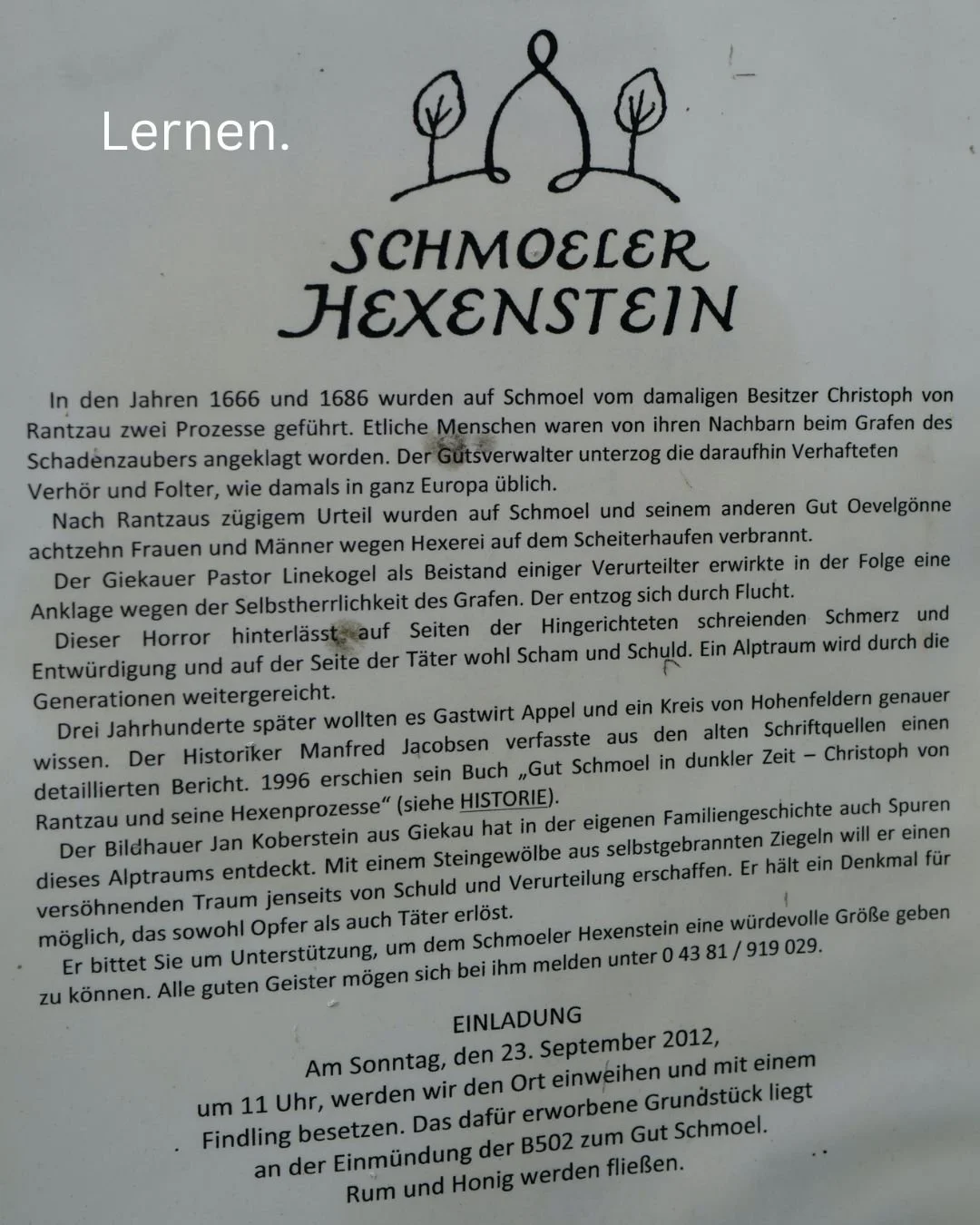Ein Einladungsschreiben mit dem Titel "Schmoeler Hexenstein" und einem handgezeichneten Logo mit zwei Blättern und Schleifen. Das Dokument beschreibt die historische Geschichte eines Hexenprozesses, einen Aufruf zur Unterstützung eines Hexensteins un