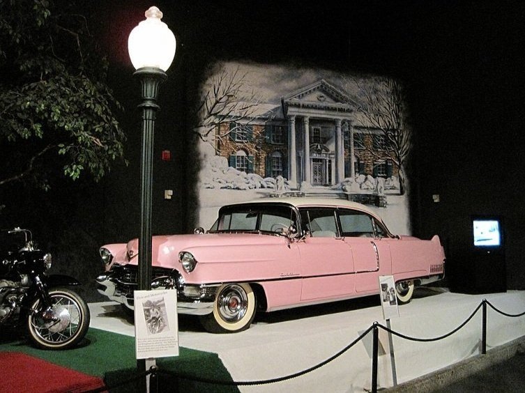 Elvis_Presley_Automobile_Museum_Memphis_TN_2013-03-24_051_1955_Cadillac_Fleetwood.jpg