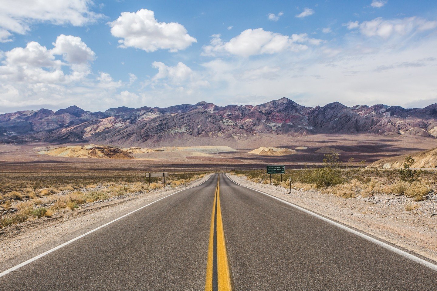 Death Valley 🇺🇸 is the ultimate hot spot for a #sundaydrive with summer temperatures soaring to over 50 degrees centigrade.⁠
⁠
&quot;Inside Death Valley National Park US 190 meanders gently towards Stovepipe Wells before veering right to Beatty Jun