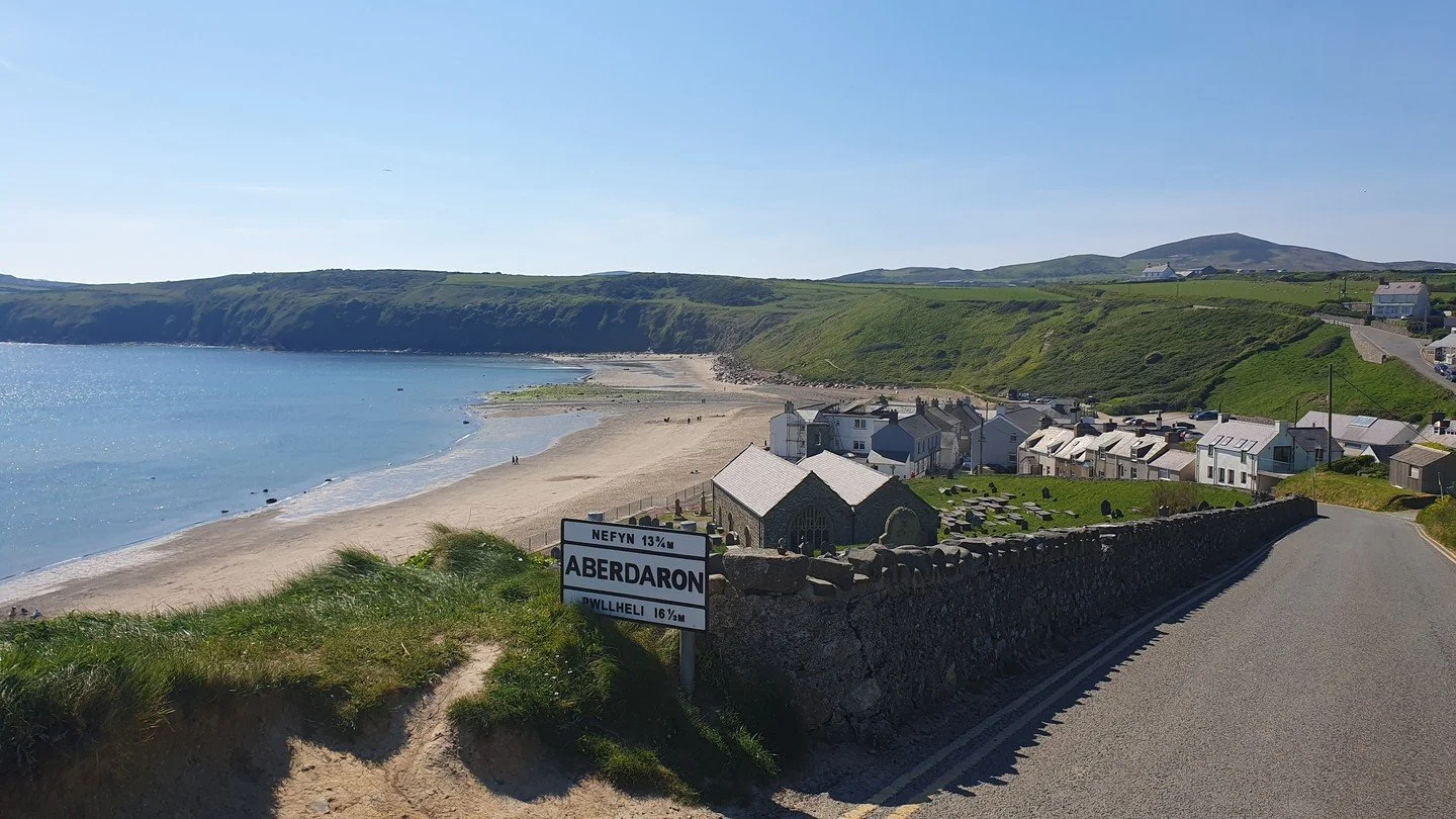 What better way to spend a day than exploring the Llŷn Peninsula 🏴󠁧󠁢󠁷󠁬󠁳󠁿, that rugged arm of land stretching west from North Wales that the town clings to the underside of? The only decision is whether to make this circular trip clockwise or a