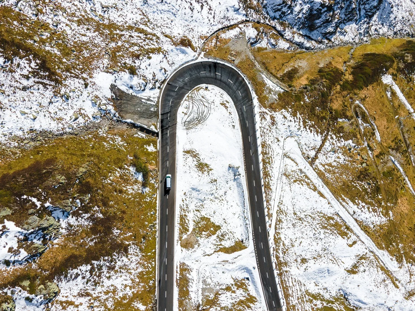 #switchbacksaturday on the Susten Pass🇨🇭⁠
⁠
 Like many Alpine routes, Switzerland&rsquo;s Susten Pass was once a muddy medieval mule trail, a well-worn path used by farmers to transport their milk and cheese over the mountains for sale. ⁠
⁠
By the 