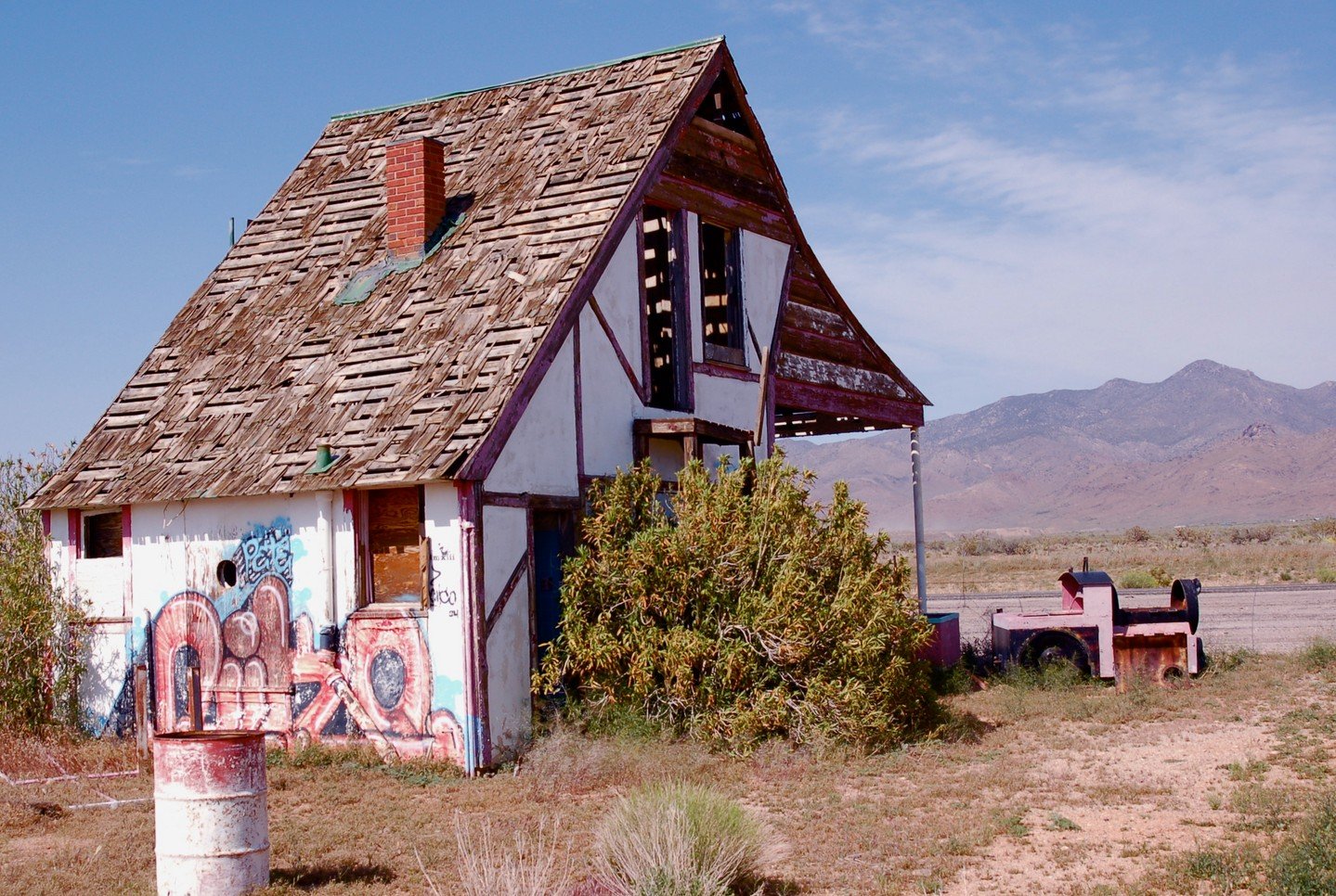 This is all that's left of the town of Santa Claus, Arizona.⁠
⁠
Santa Claus was the brainchild of larger-than-life California real estate agent Nina Talbot who bought an 80-acre plot 14 miles north of Kingman in 1937 to turn it into a year-round Chri