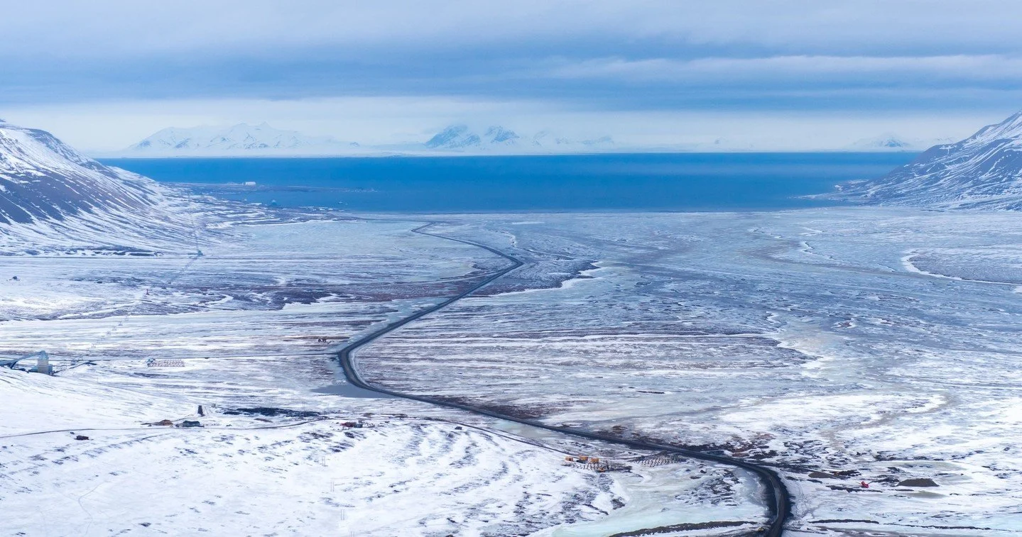 Take a #sundaydrive on Svalbard and you'd better watch out for polar bears!⁠
⁠
"Across Svalbard&rsquo;s 61,000 square miles of snow, ice and tundra there are just 25 miles of roads," says Detour's @simonheptinstall. " to go anywhere ot