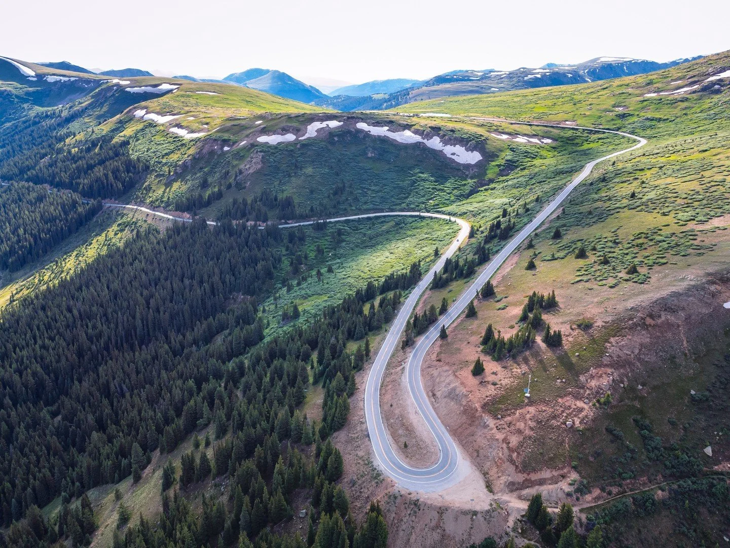A breathless #switchbacksaturday on Colorado's Independence Pass 🇺🇸⁠
⁠
It&rsquo;s 12,095ft or 3,687m at the road&rsquo;s highest point, and the thinner air, with its lower levels of oxygen, means the average car will be making a third less power th