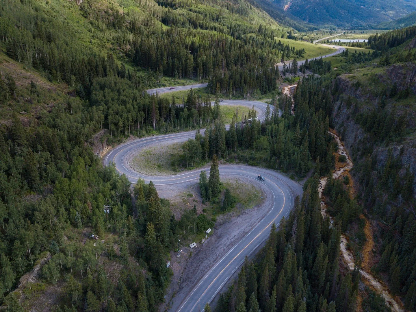#switchbacksaturday on the Million Dollar Highway, Colorado 🇺🇸⁠
⁠
Start in Ouray, whose main street, lined with century-old Victorian buildings, is often called the &lsquo;Switzerland of the Rockies.&rsquo; The road, built in the late 1800&rsquo;s 