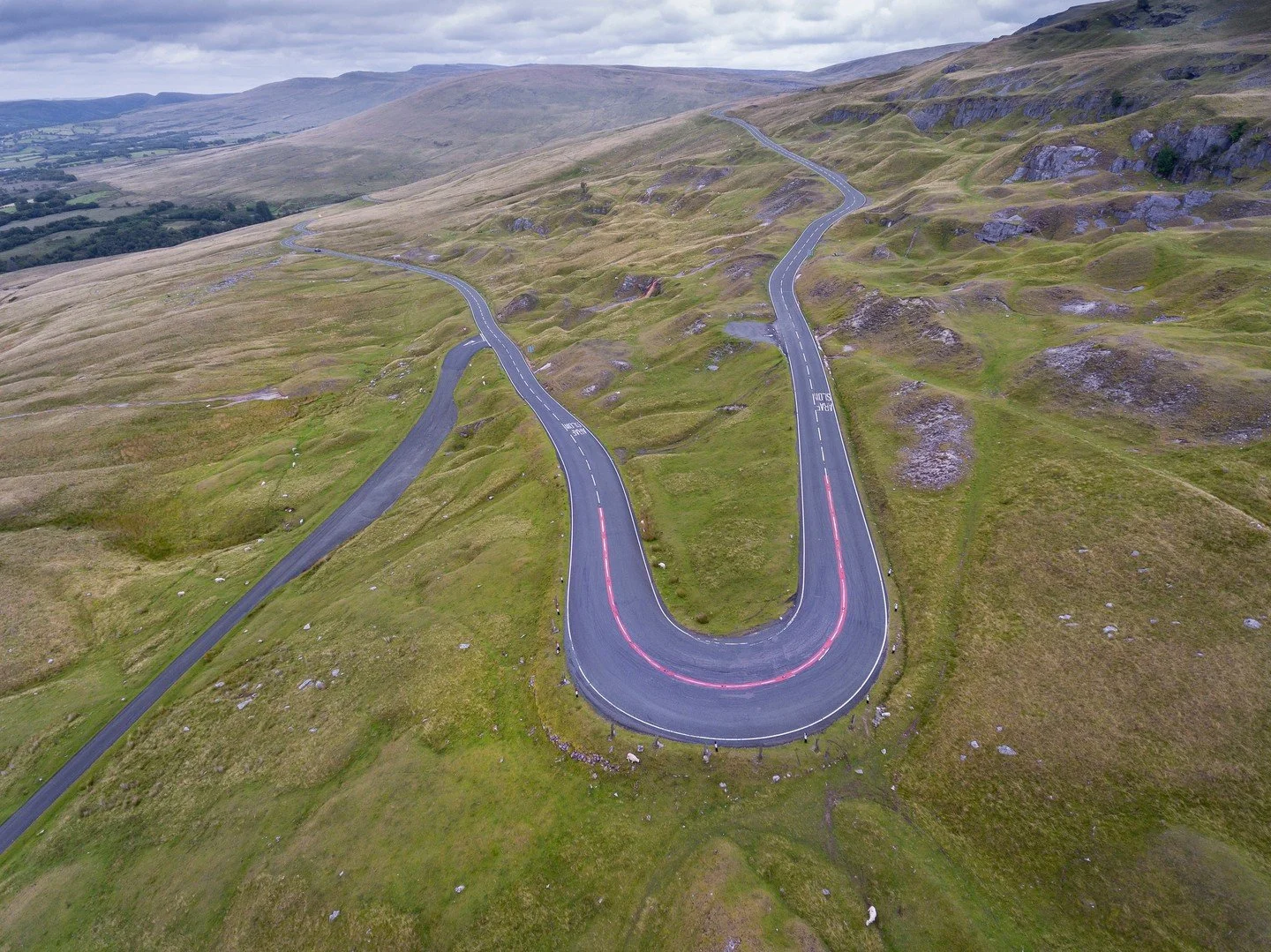 #switchbacksaturday on the Black Mountain Pass 🏴󠁧󠁢󠁷󠁬󠁳󠁿⁠
⁠
There's a good reason Britain's car magazines and YouTubers head to Wales so often. The Black Mountain Pass over the Brecon Beacons ticks all the necessary boxes. ⁠
⁠
Fabulous scenery (