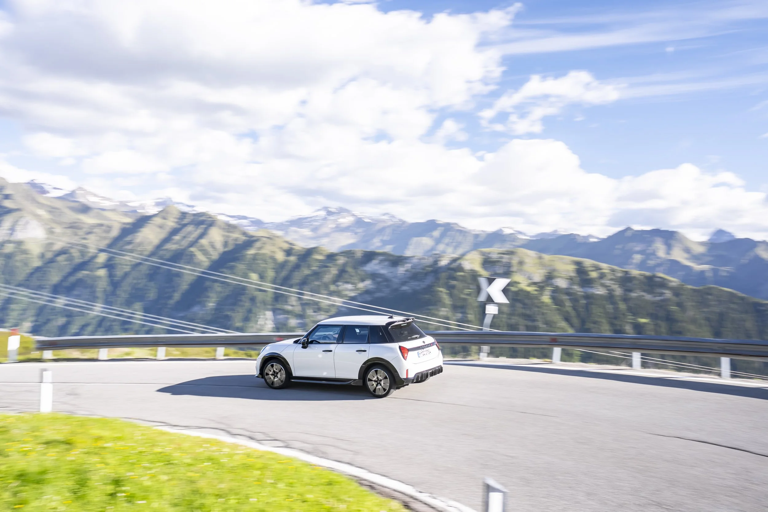 BF_MINI_Cooper_S_5-Door_Nanuq_White_062026-00021.jpg