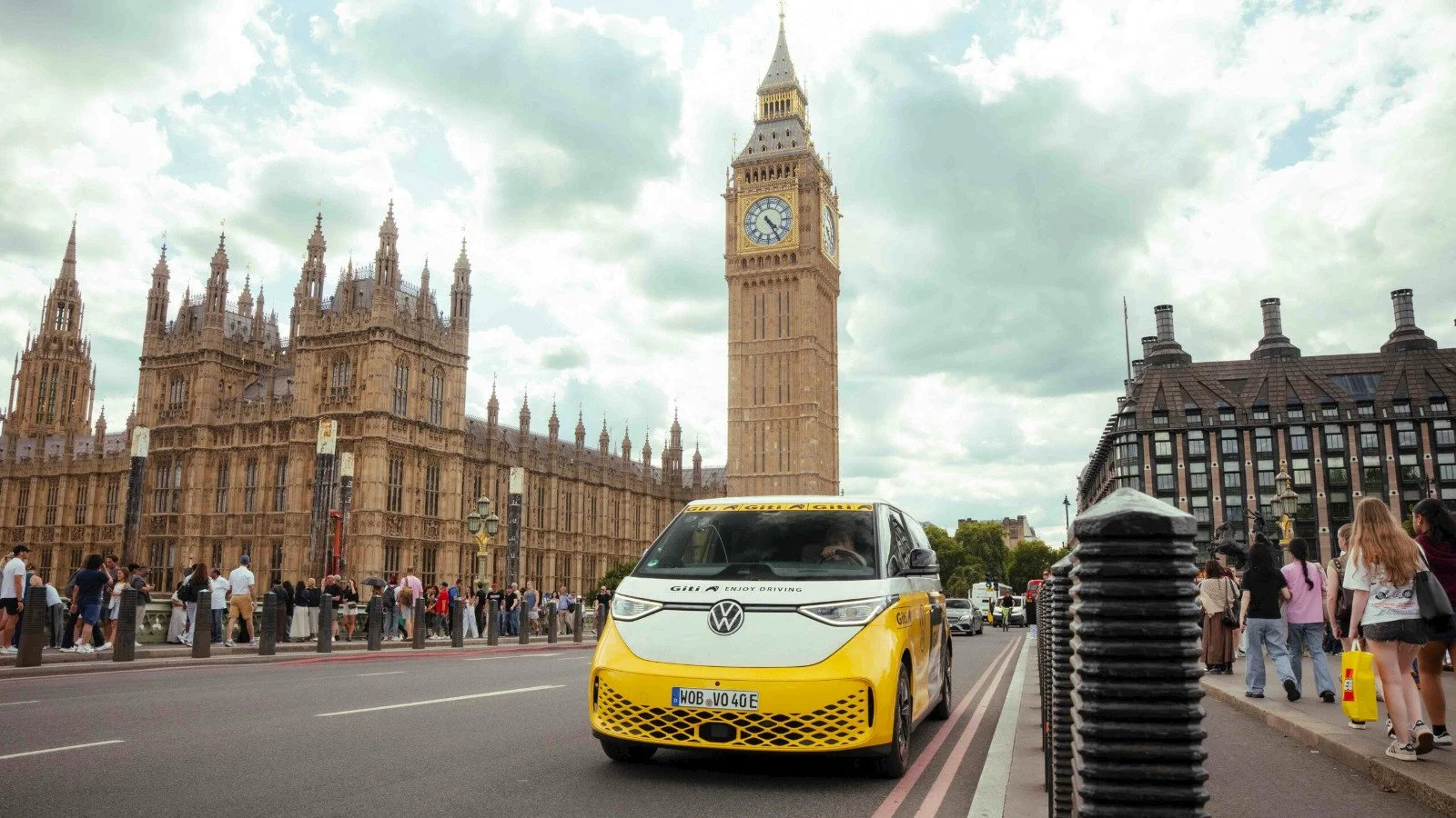 42579-uk-id-buzz-world-tour.jpeg