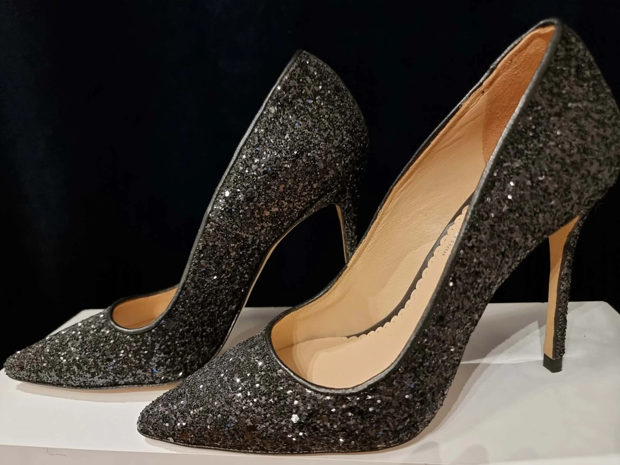 Glittrande svarta Stilettklackar