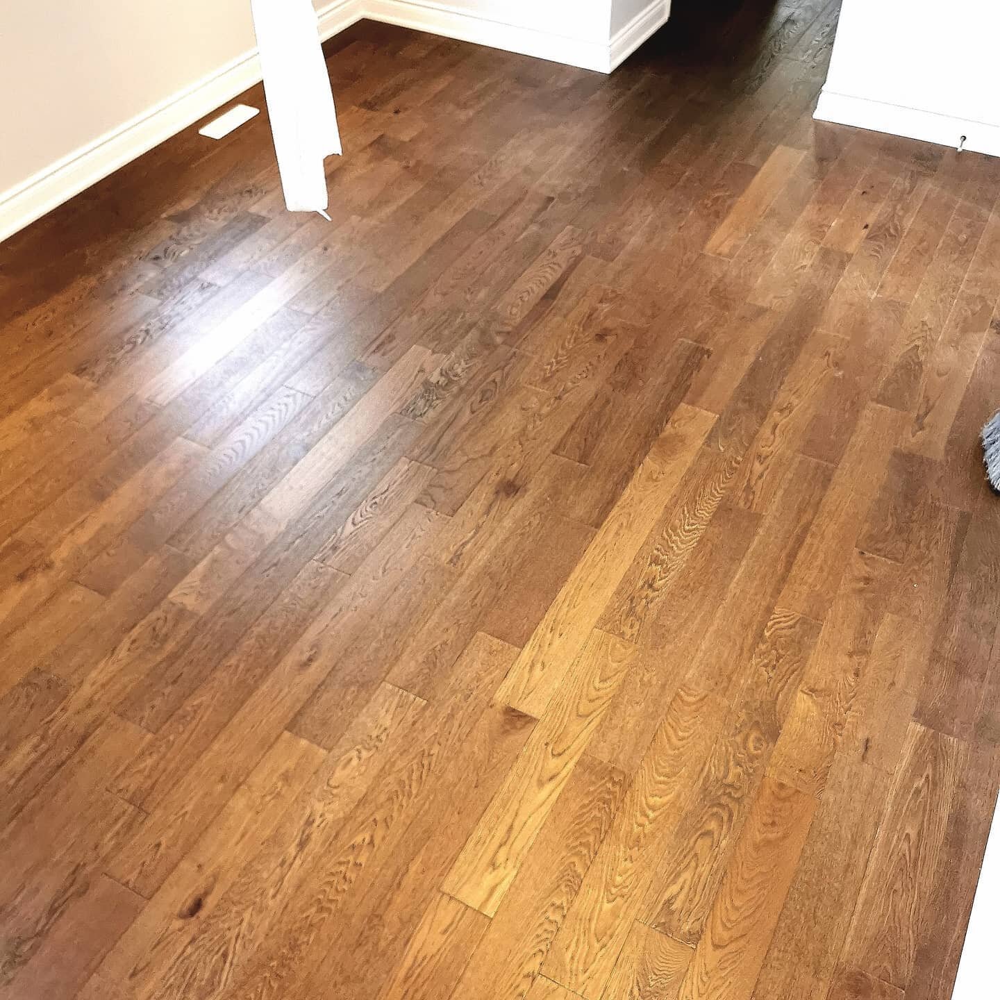Nice grain on this distressed hardwood we put in today #hardwoodfloors #hardwood #flooring #flooringinstallation #oak #simcoe #simcoecounty #woodgrain #bova