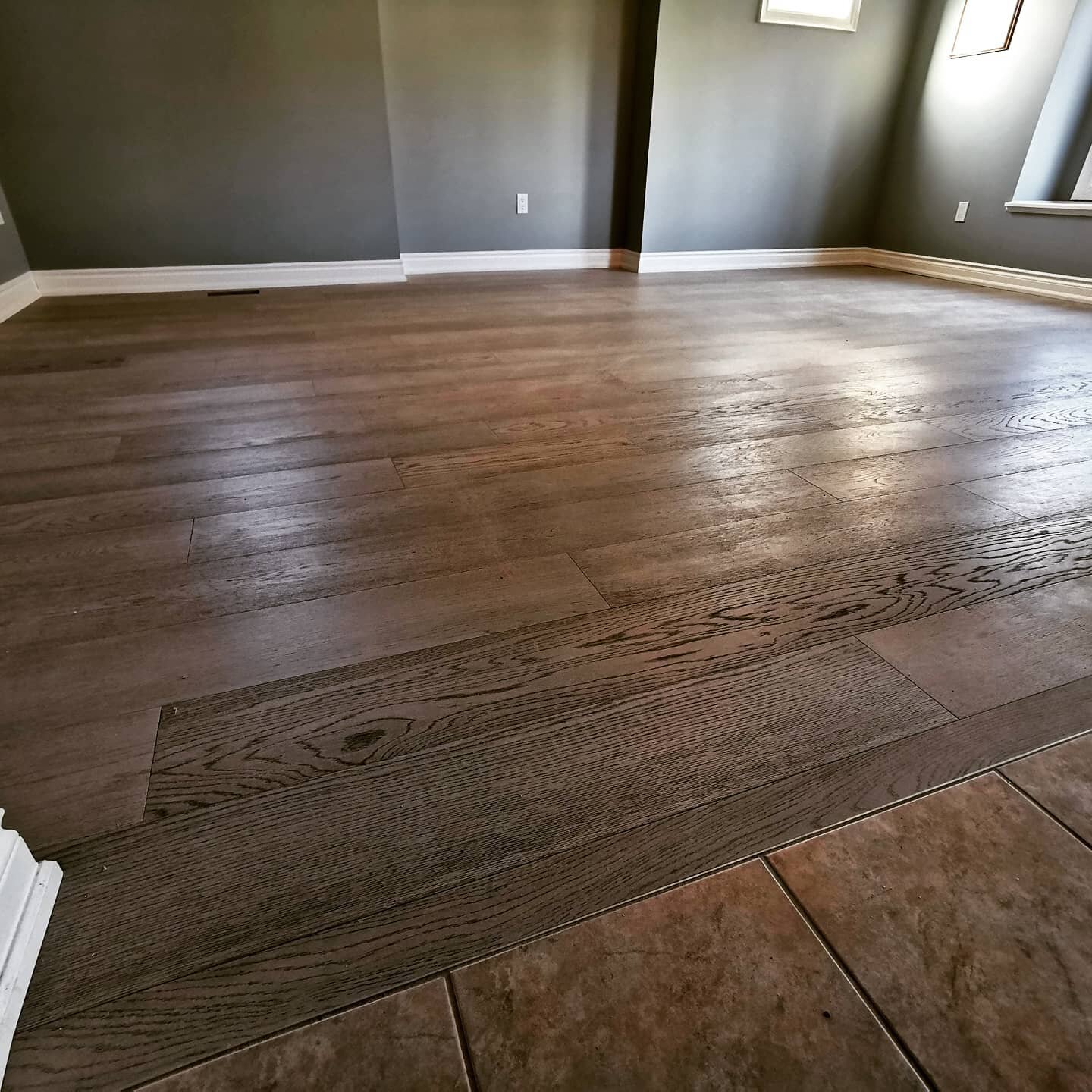 𝗜𝗻 𝘁𝗵𝗲 𝗲𝗻𝗱, 𝗶𝘁'𝘀 𝘄𝗼𝗿𝘁𝗵 𝗶𝘁
.
It's always satisfying looking at the finished product -- and that definitely applies to this engineered hardwood job we recently completed.
.
Kicking around the idea of replacing your floors? Give us a c