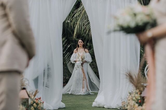 &ldquo;A hundred hearts would be too few to carry all my love for you.&rdquo;
.
.
photo: @rockpaperscissorsph
coordination: @supremeweddingsbohol
styling: @cuckoocloudconcepts