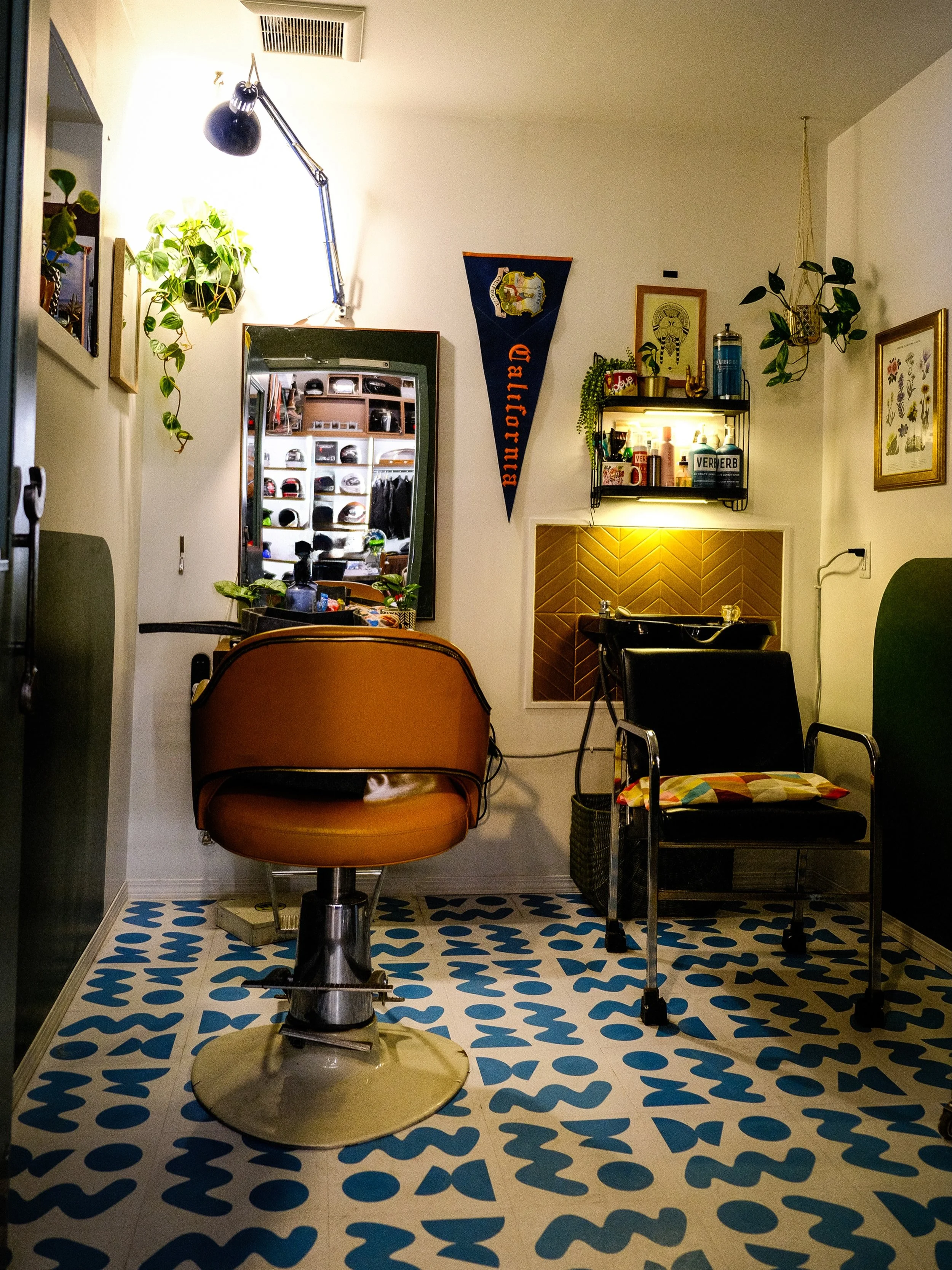 Did you know we have a very cool friend cutting hair now in our space?! No walk ins BUT she is always down for new clients and no bullshit 😉

@bigredhansen (You can DM her here)

#yyc #yychair #yychairstylist #yycsmallbusiness #yycnow