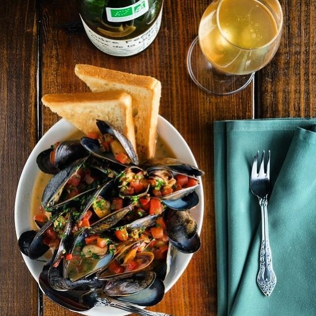 No better way to finish a weekend than with the comforts of The Club. We&rsquo;ve got room tonight so grab a RESY or just pop in. Kitchen open til 10pm. Yankee BECs then. 
&bull;
Club Mussels - Fermented Black Bean - Sake Broth - Toast