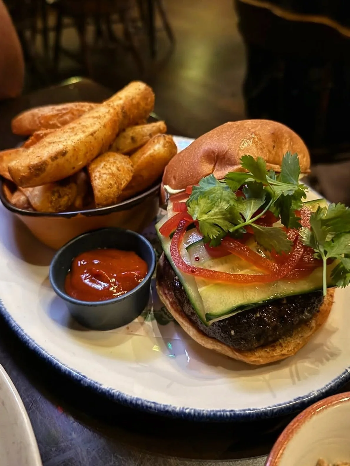 Plenty of walk-in room tonight and this half-pound Lamb Burger if you needed another reason 😮&zwj;💨 8oz Grilled American Lamb - Feta - Cucumber - Pickled Onion - Spiced Yogurt - Masala Fries
&bull;
📷 @piggyeatz