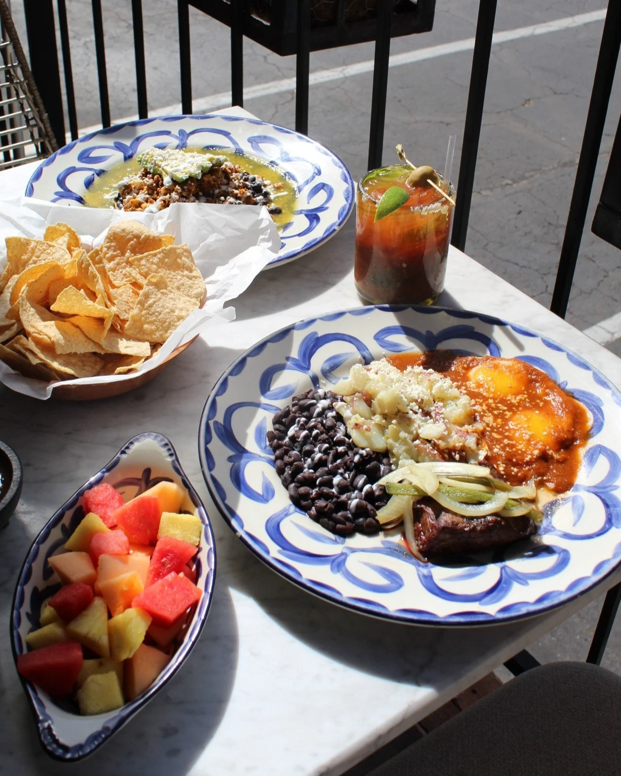 Wake up -- we've got brunch to eat! ⏰🌅 Swing by starting at 11am on Saturday or 10am on Sunday for a bloody mary and a delicious Mexican breakfast. 🔥

#santacatarina #brunch #atxeats