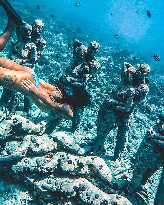Find me in my happy place under the water somewhere around the world.
&bull;
&bull;
&bull;
This summer @thehearts.co is hosting group trips to Bali, Indonesia where we will be building schools &amp; island hopping through the Gili islands!! Our volun