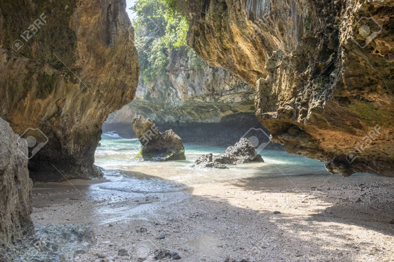 105261918-suluban-beach-in-bali-indonesia.jpg