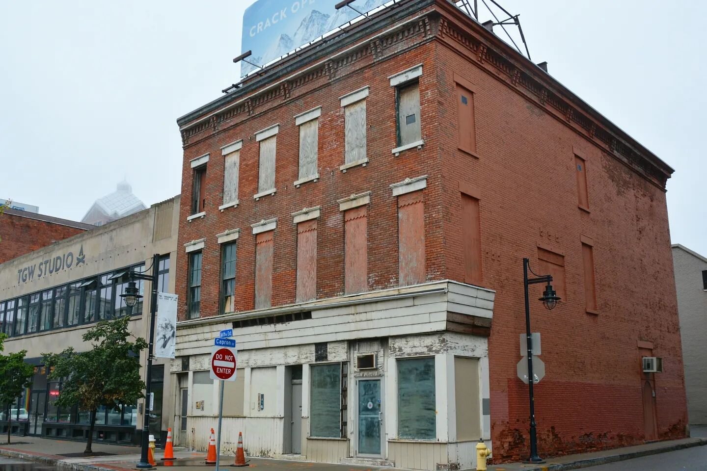 This building is a survivor, nearly the last of its kind in this portion of downtown Rochester. Last week, we and @tylerluceroroc finally crossed the finish line on getting it approved for listing on the National Register!

Built ca.1865, it original