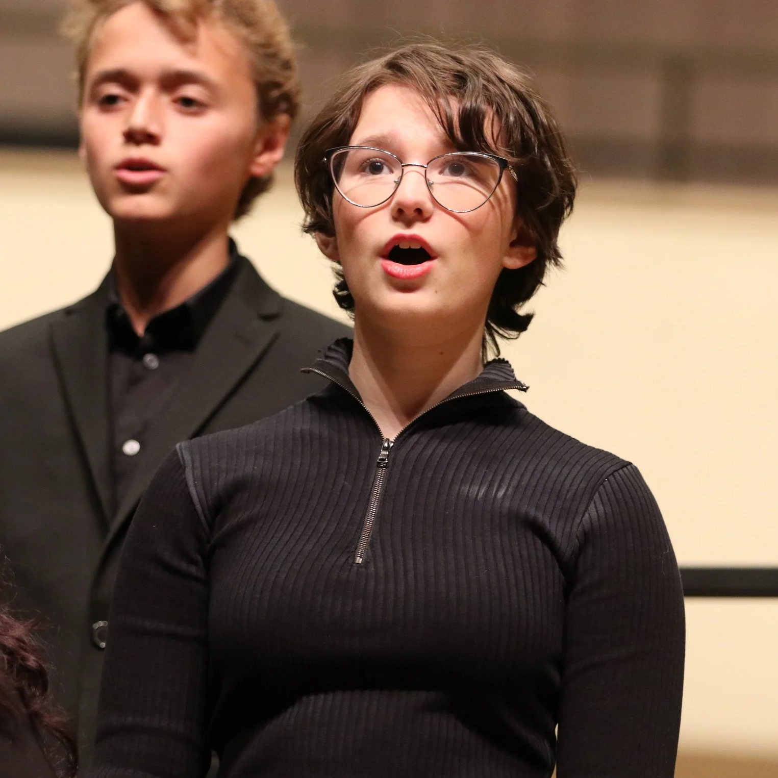 2 singers in rehearsal mid-song