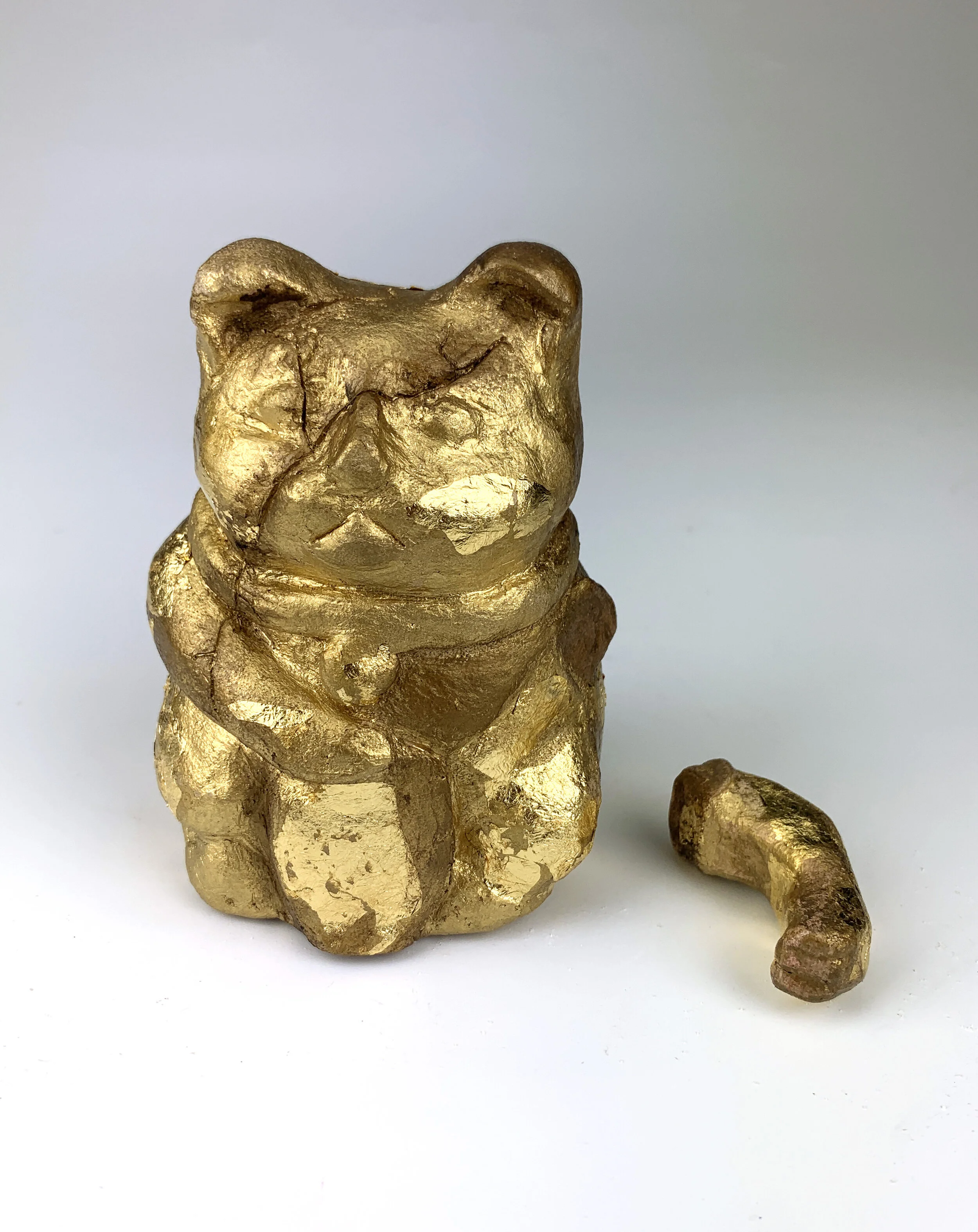  Andrew Wang,  When Luck Runs Out: Lucky Cat , 2021, Clay, Spray paint, Gold-leaf  