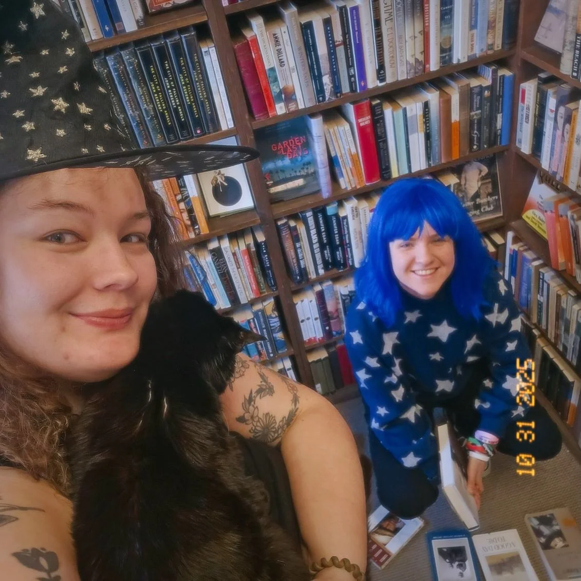 We were feeling festive with Halloween spirit today &mdash; witches, storybook stars, and one very good cat included. 🐈&zwj;⬛💫
Wishing everyone a safe, cozy, and happy Halloween from all of us at The Dusty Bookshelf! 📚👻🎃

#bookscoffeecommunity #