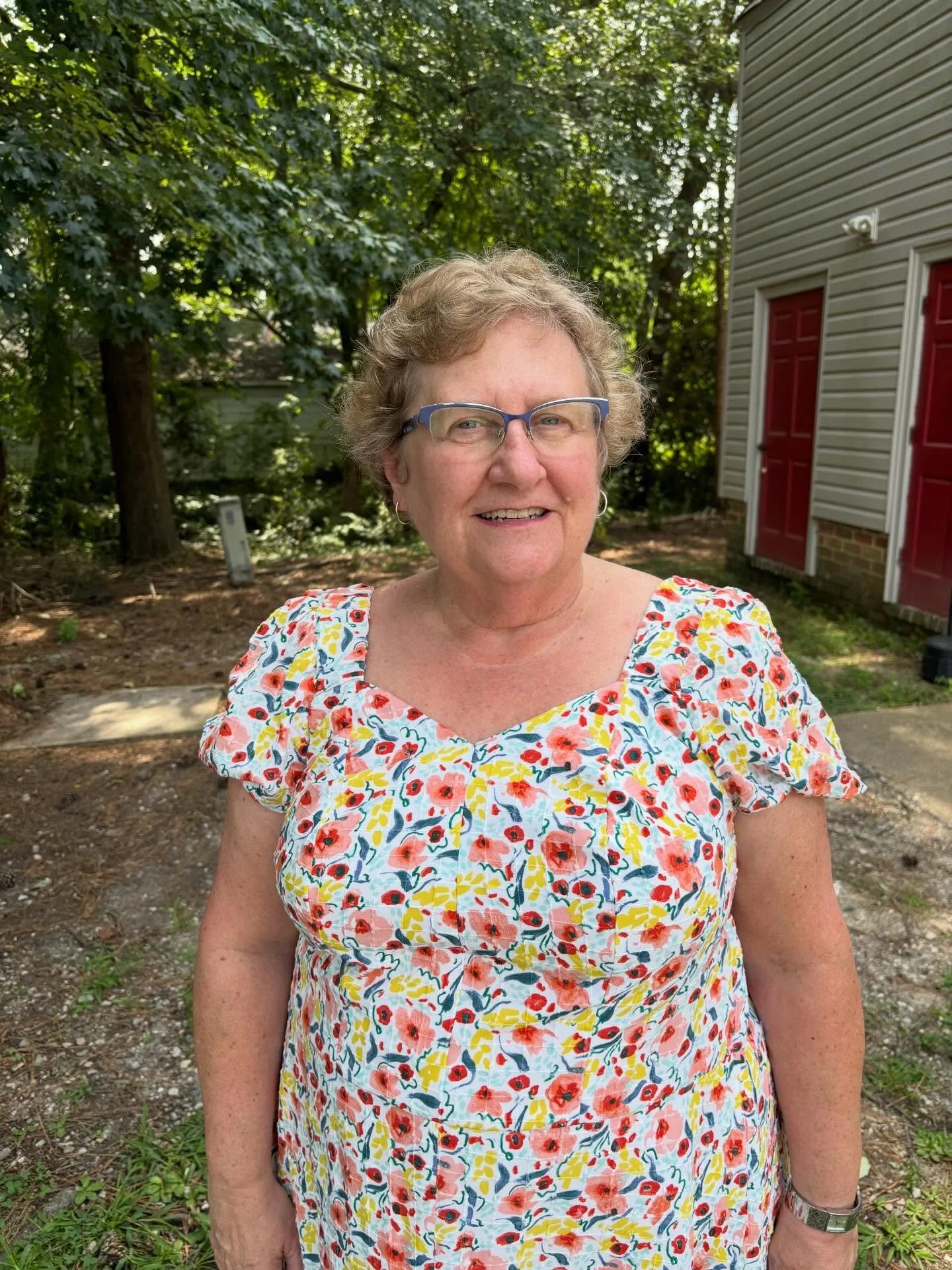 Meet PEGGY🌼
Peggy has been with Sewfun for a few years now, and in that time she has added so much to our adult class program. We&rsquo;re so lucky to have her! She&rsquo;s been sewing since she was 8 years old and has done it all, from costume desi