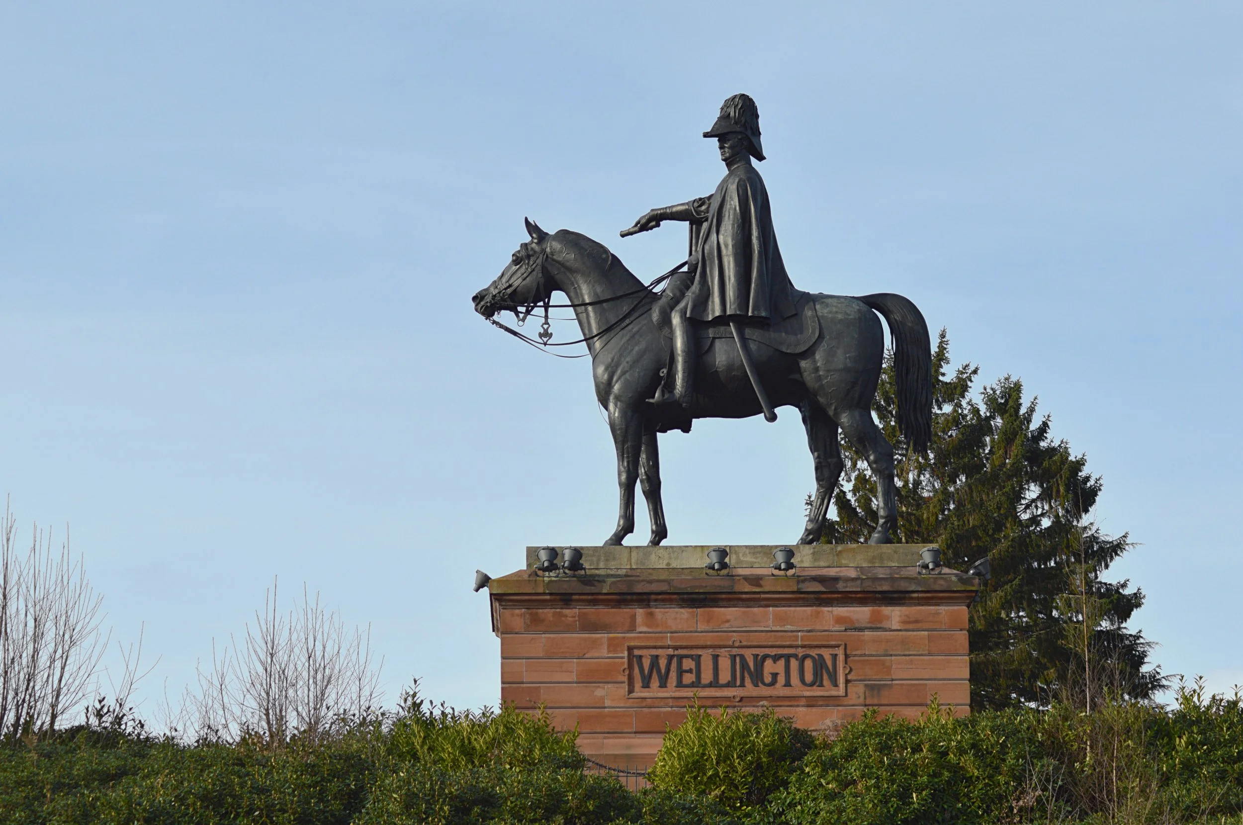 Wellington_Statue,_Aldershot_front.jpeg