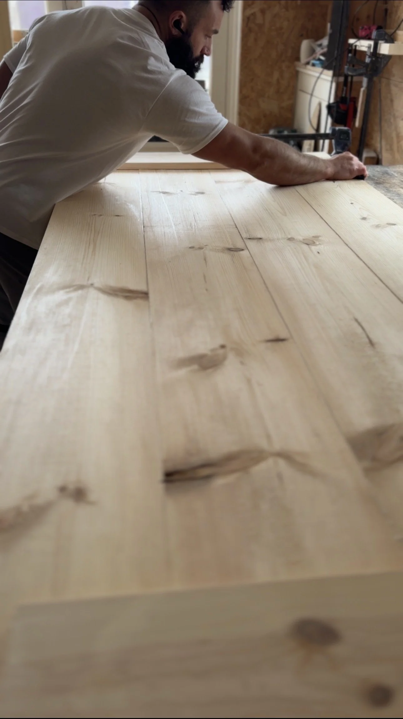 Solid Wood vs Engineered Wood Desks: Why Material Matters More Than Anything Else