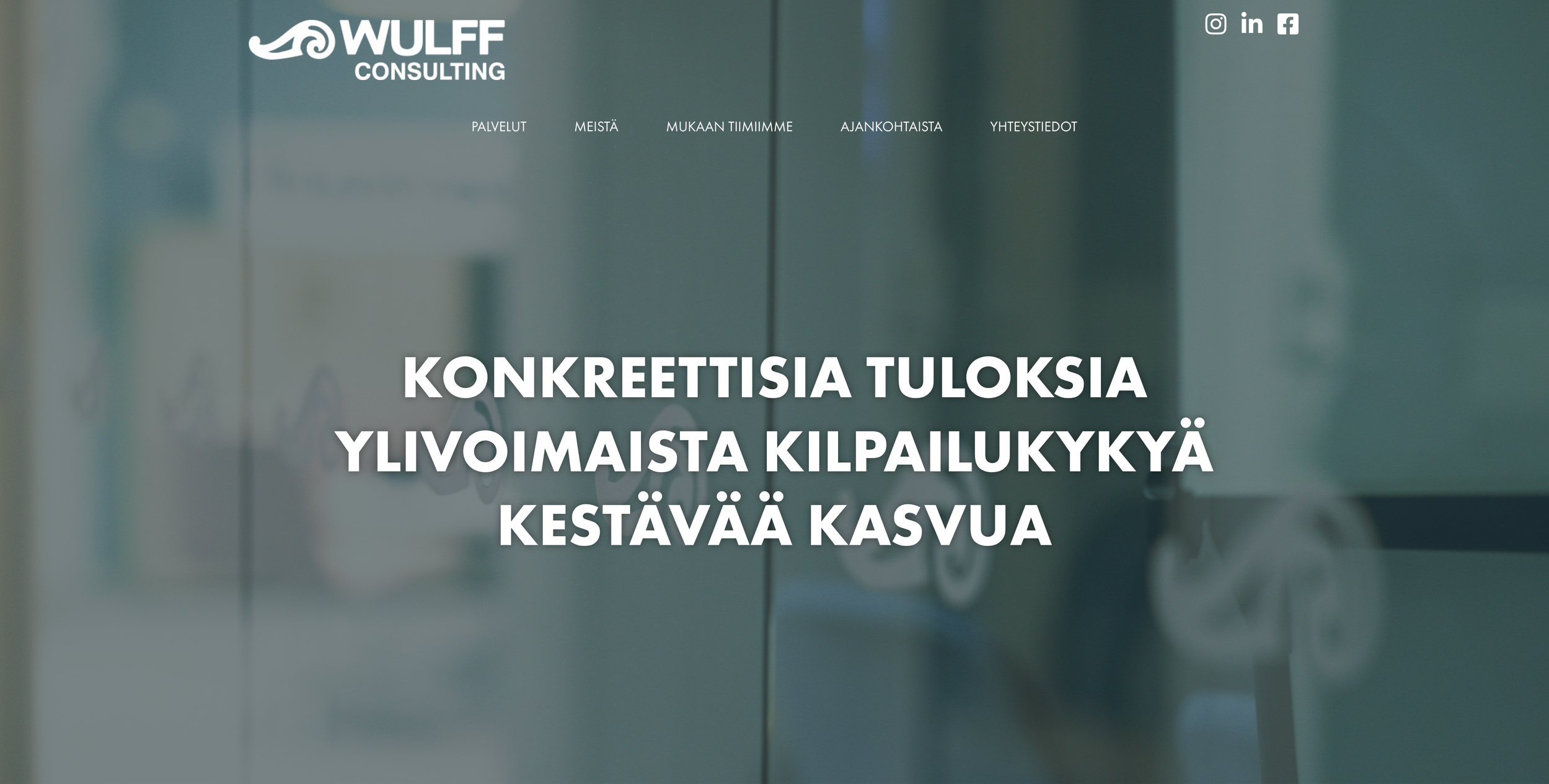 Wulff Consulting -verkkosivuston etusivu, näytön kuva, jossa yrityksen nimi ja slogan uusinnasta tiedoista.