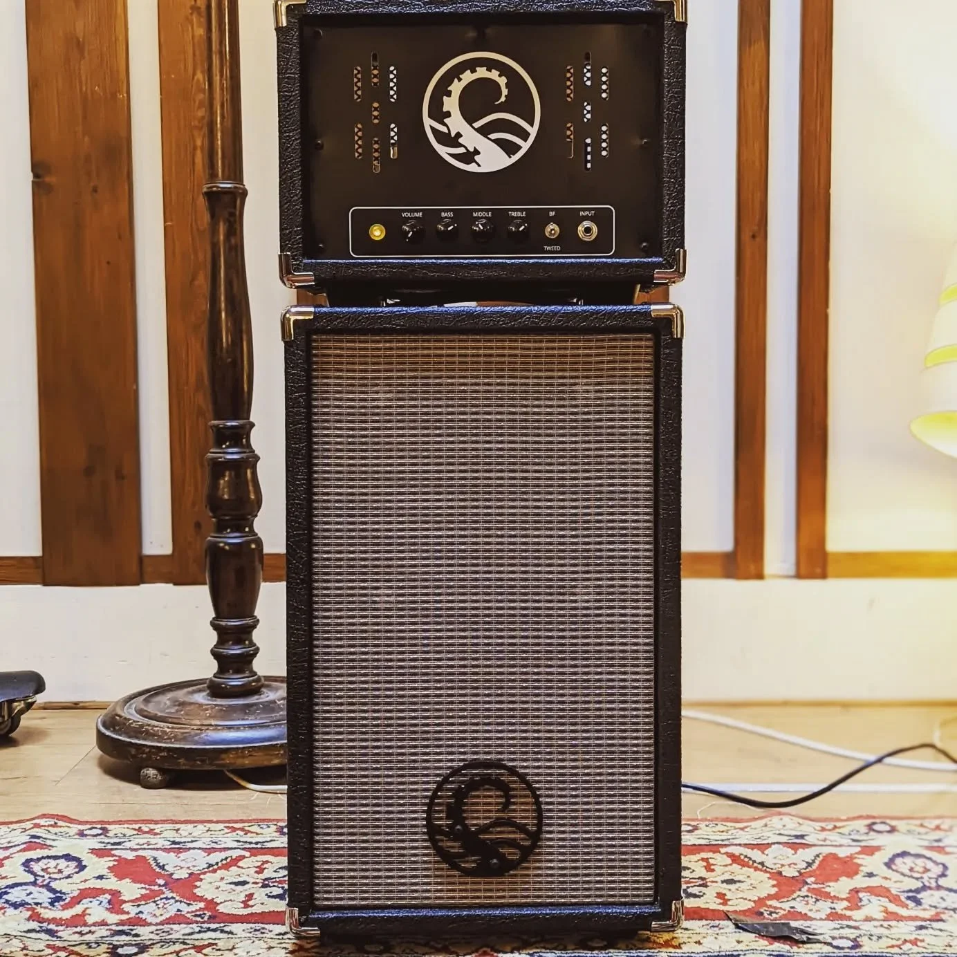 We love new gear day here at the Lightship, especially when it's been lovingly handcrafted for us by our good friend @benchernett 
Introducing the "Kraken MK II"! 
5 watts of pure class A mojo, selectable between a single volume pot 'champ'