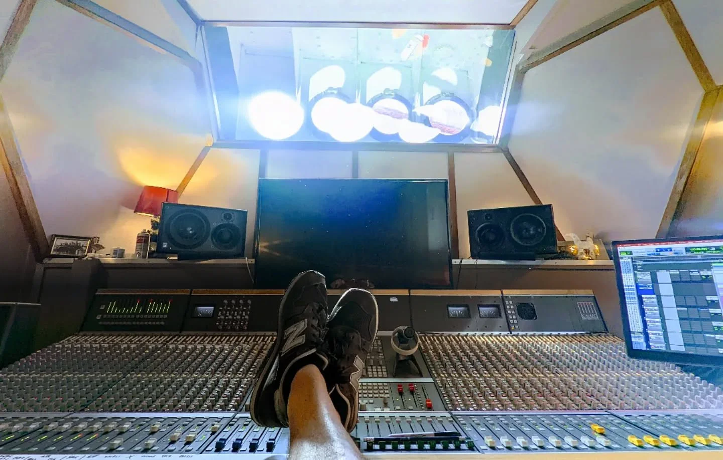 Nothing but sunshine vibes today with @mamasutramusic 

#studio #studiolife #recordingstudio #recordingstudiolife #tubemic
#audioengineer #engineerlife #producer #producerlife #inthestudio #photooftheday #londonmusic #londonmusicscene #protools #avid