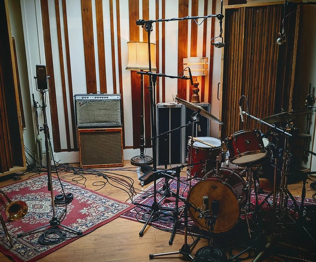 Lovely @gretschdrums swinging like mad today.

#rca44bx treating @joe.fenning trombone real nice too

#bebop #jazzrecording #ribbonmic #trombone #boatdrums #waterjazz #compressionisnotokay #sizzle
