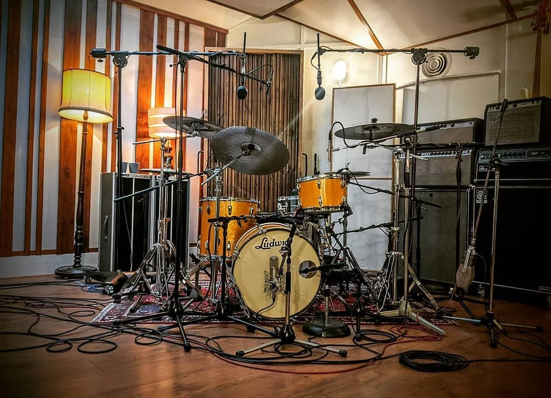 Our '68 Ludwig looking champion for day 3 with Barney Wilby (@john.loxley ) 

🥁🥇

#bigsound @ludwigdrums_uk  #studiolife @nattyjwilby @demoregardless #recordingstudio #recordingstudiolife 
#audioengineer #engineerlife #producer #producerlife #inthe