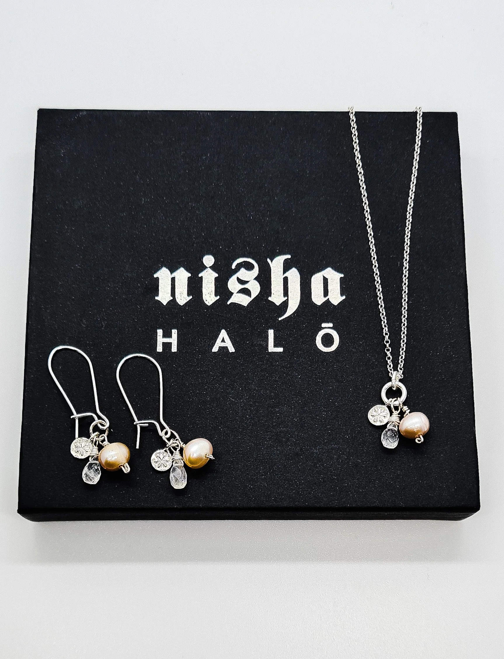 Pearl pendant necklace