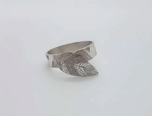 Turning+leaf+etched+sterling+silver+ring.jpg
