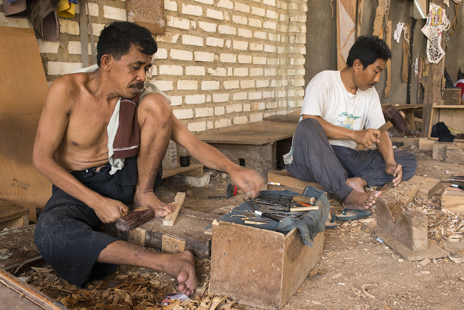 _DSC0991 (1500) worker carvers.jpg